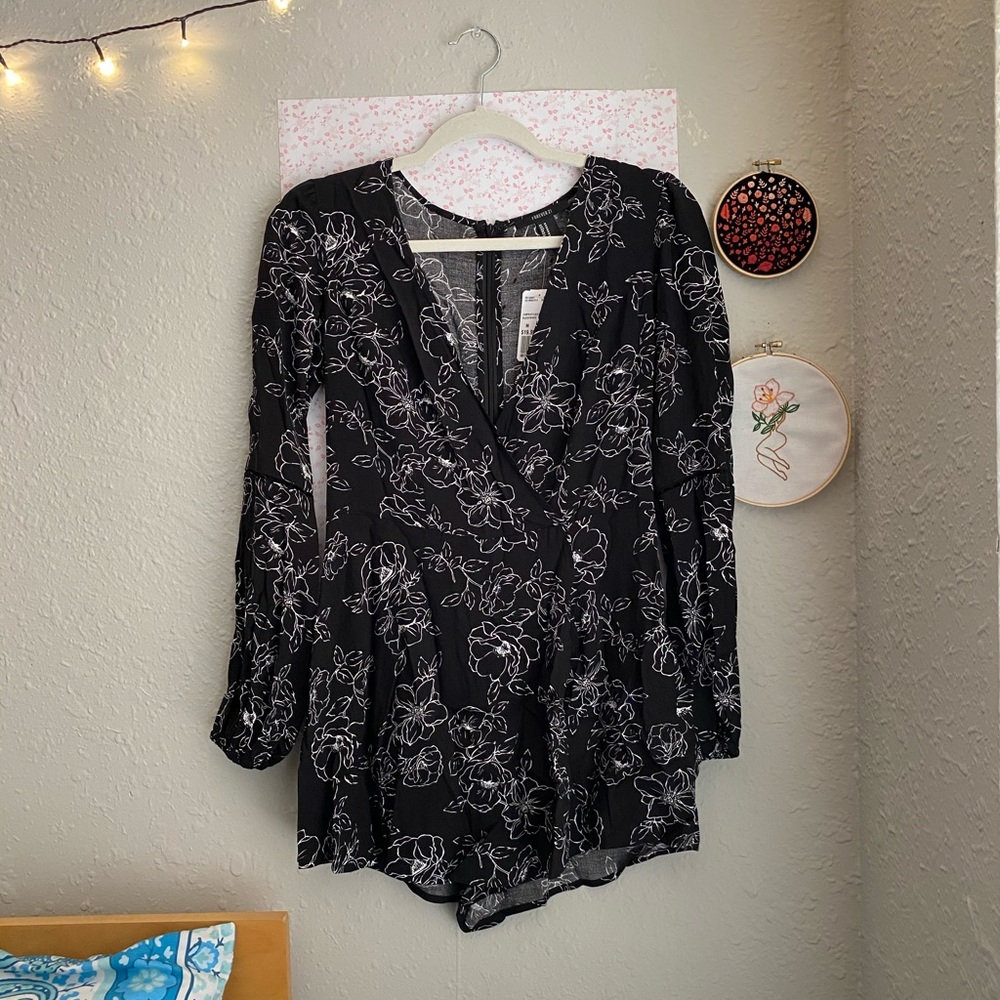 NWT BLACK W WHITW FLOWER PRINT LONG SLEEVE ROMPER